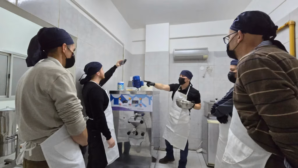 Producción de helado artesanal en Instituto IFHA