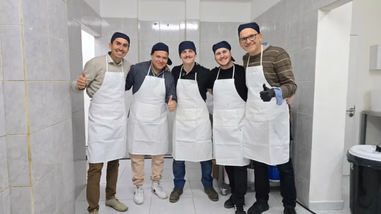 Alumnos en curso práctico de fabricación de helado artesanal IFHA