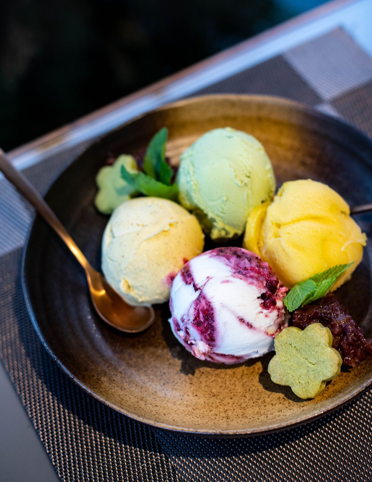 Bochas de helado artesanal con menta y galletas: balanceo de recetas de helado