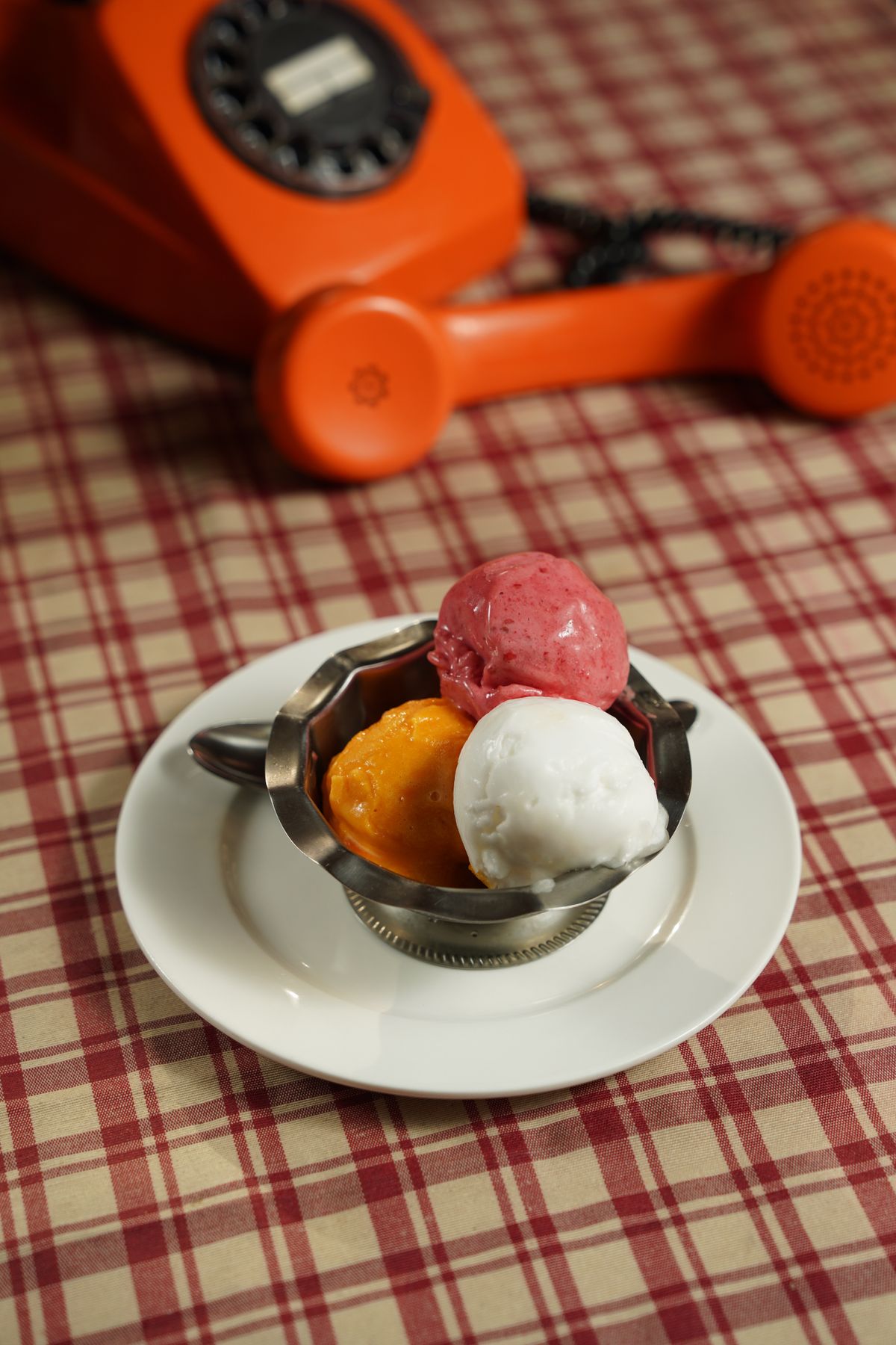 Blog de IFHA 4 Bochas de helado junto a un teléfono retro: cómo funciona un curso de heladería online