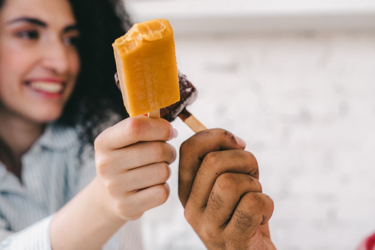 Amigos compartiendo helados: promociones para el Día del Amigo en la heladería