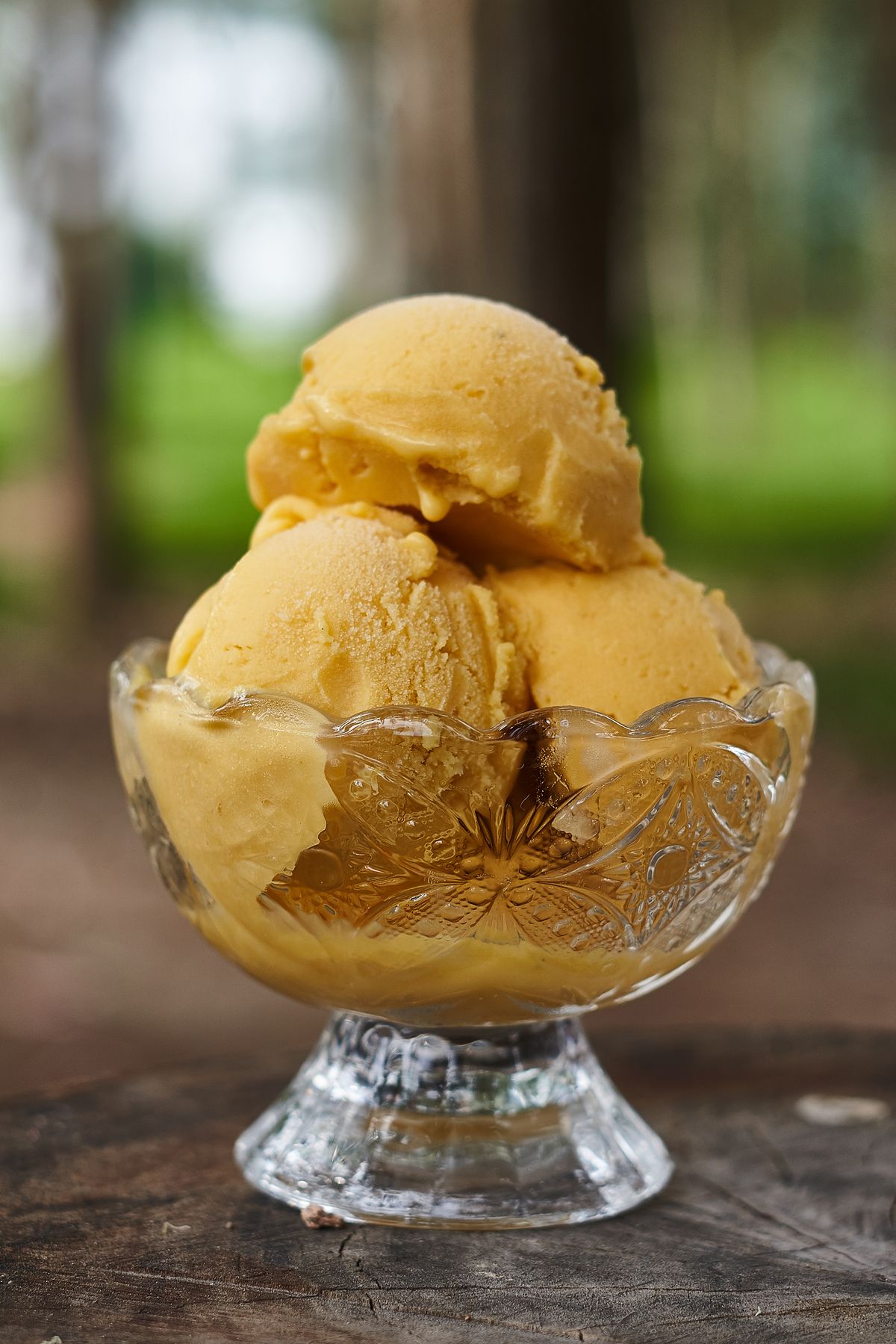 Blog de IFHA 2 Tres bochas de helado amarillo en copa de vidrio: estudiar heladería desde Perú