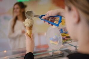 Bocha de helado artesanal servida en el mostrador: cómo elegir la fabricadora