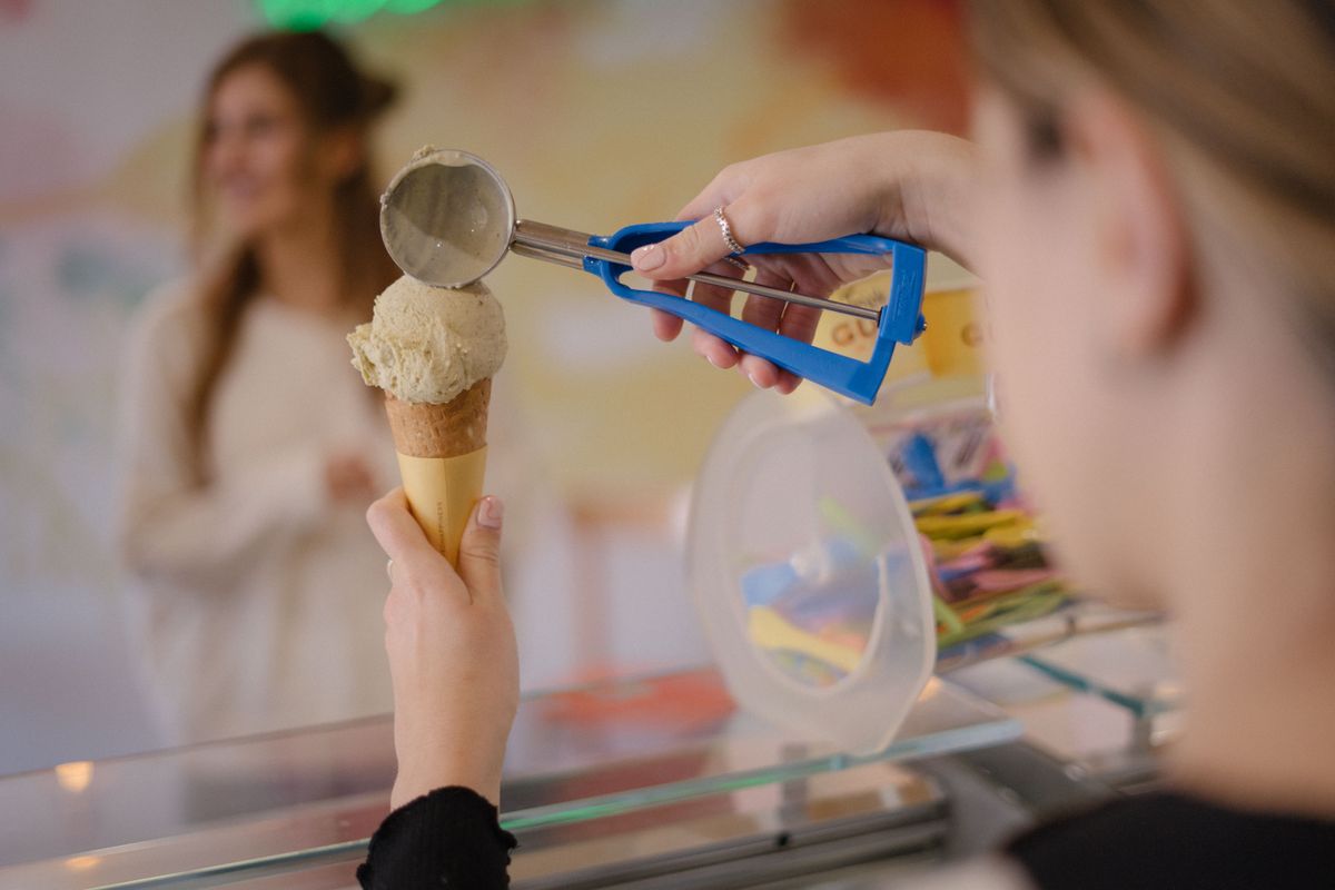 Blog de IFHA 5 Bocha de helado artesanal servida en el mostrador: cómo elegir la fabricadora