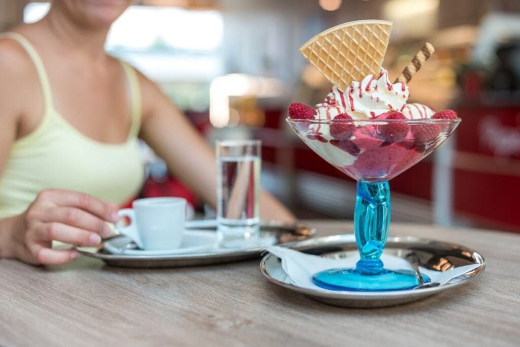 Copa de helado artesanal con café: cómo vender helado en invierno