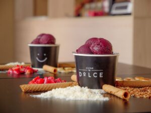 Bowl helado con frutas y toppings: helado vegano profesional