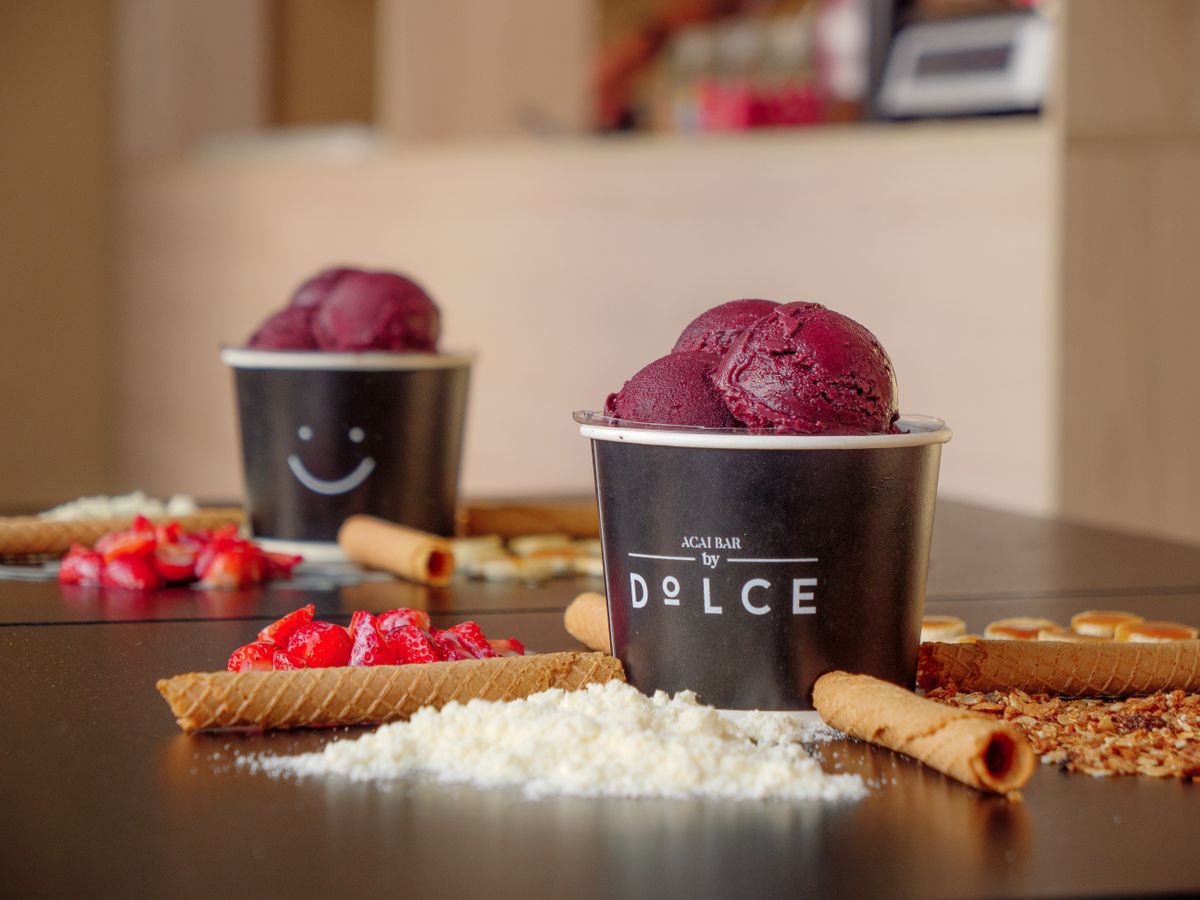 Bowl helado con frutas y toppings: helado vegano profesional
