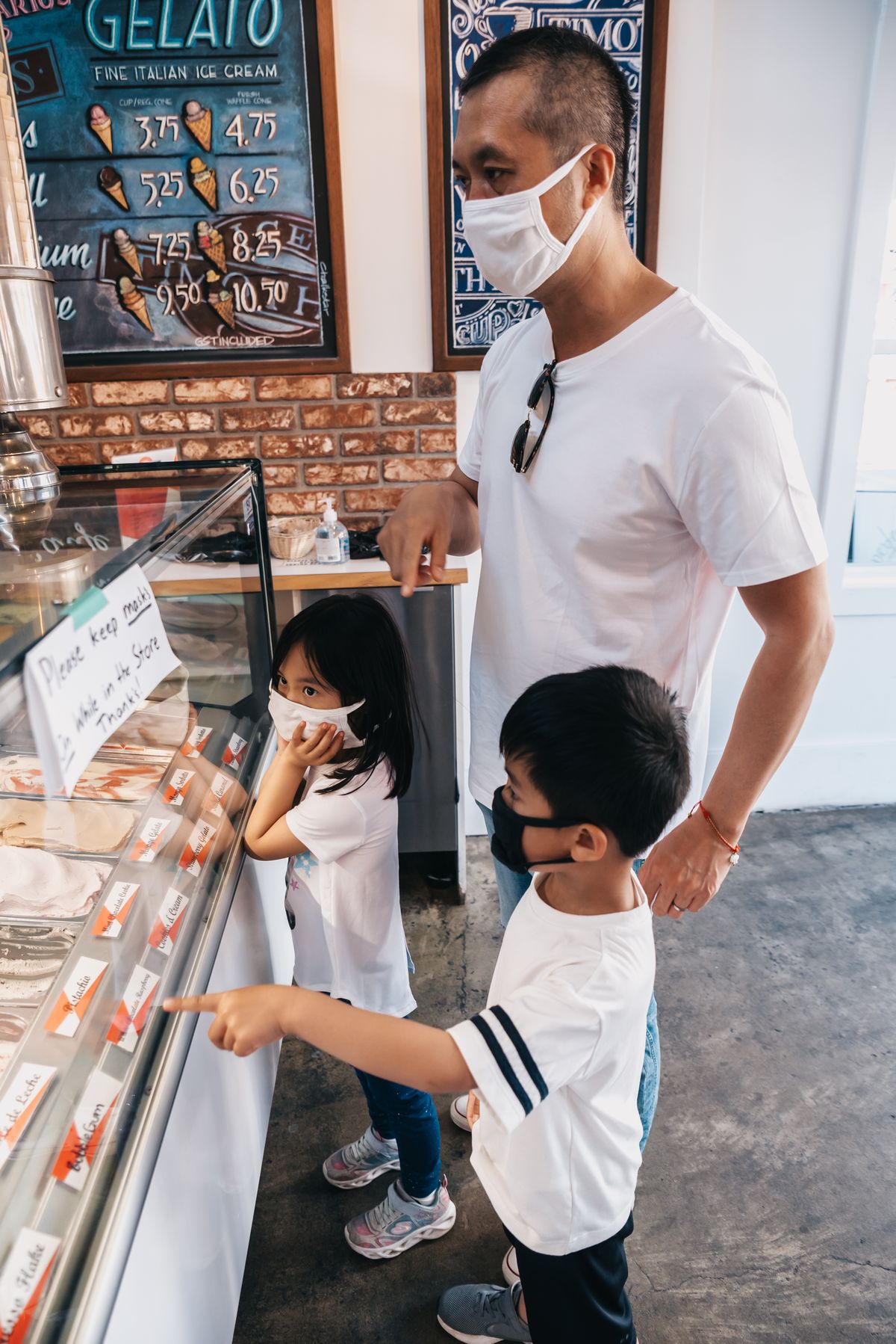 Blog de IFHA 3 Familia comprando helado en el mostrador de una heladería: salida laboral del maestro heladero