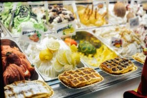 Vitrina de heladería con helado artesanal recién elaborado: maquinaria para heladería