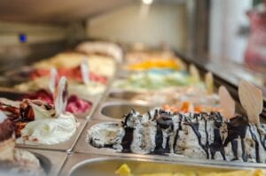 Mostrador de heladería con variedad de gustos: plan de negocios y estructura de costos