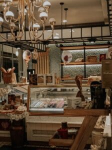 Interior de un local de helados y postres: diseño de planta y layout de heladería