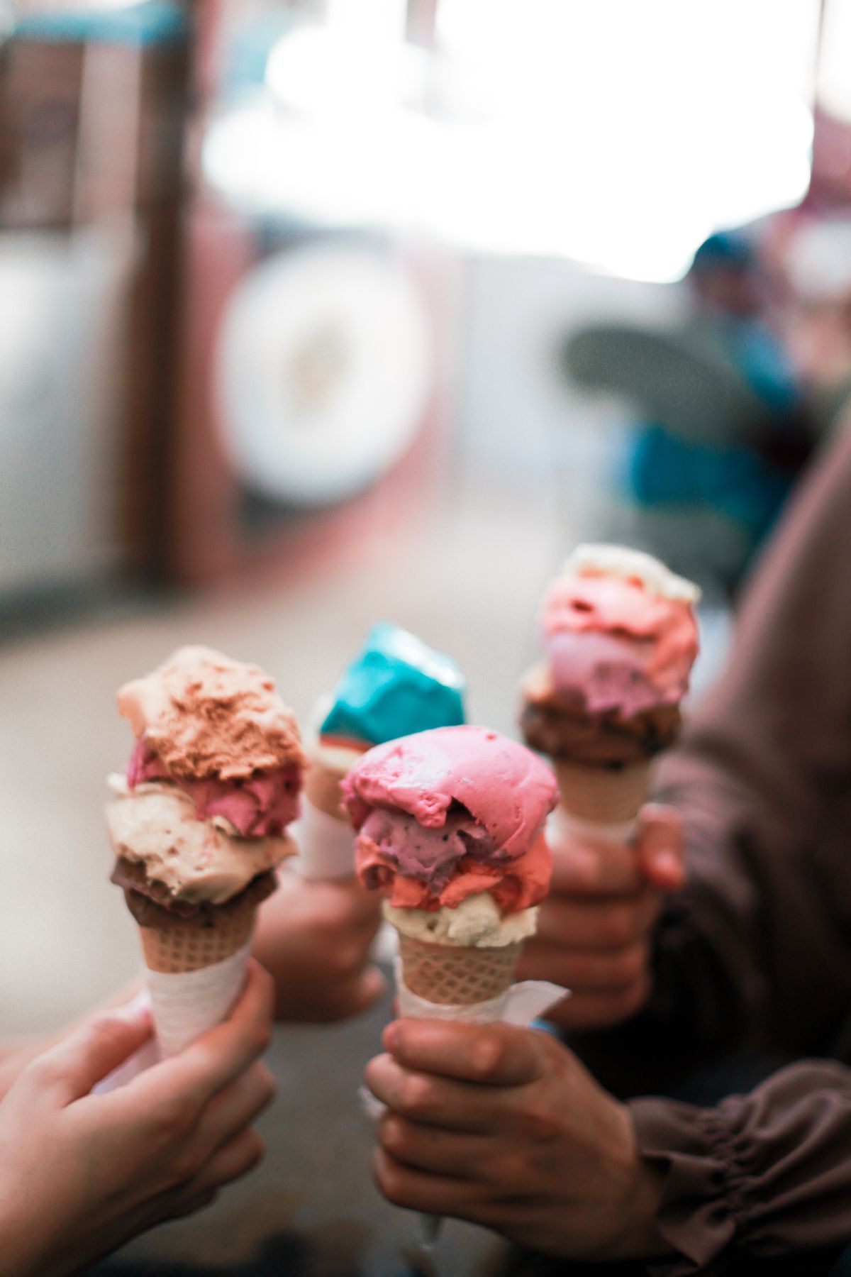 Cucuruchos de helado artesanal de colores vibrantes: tendencias 2026