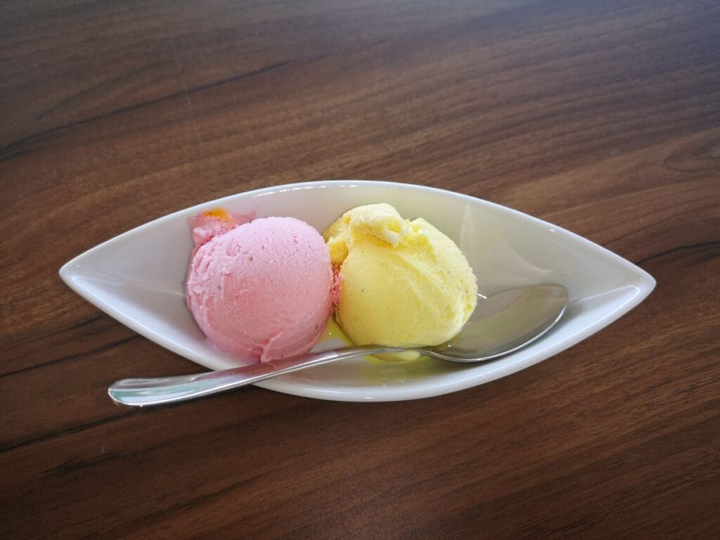 Bochas de helado artesanal en primer plano: diagnóstico del helado arenoso o cristalizado