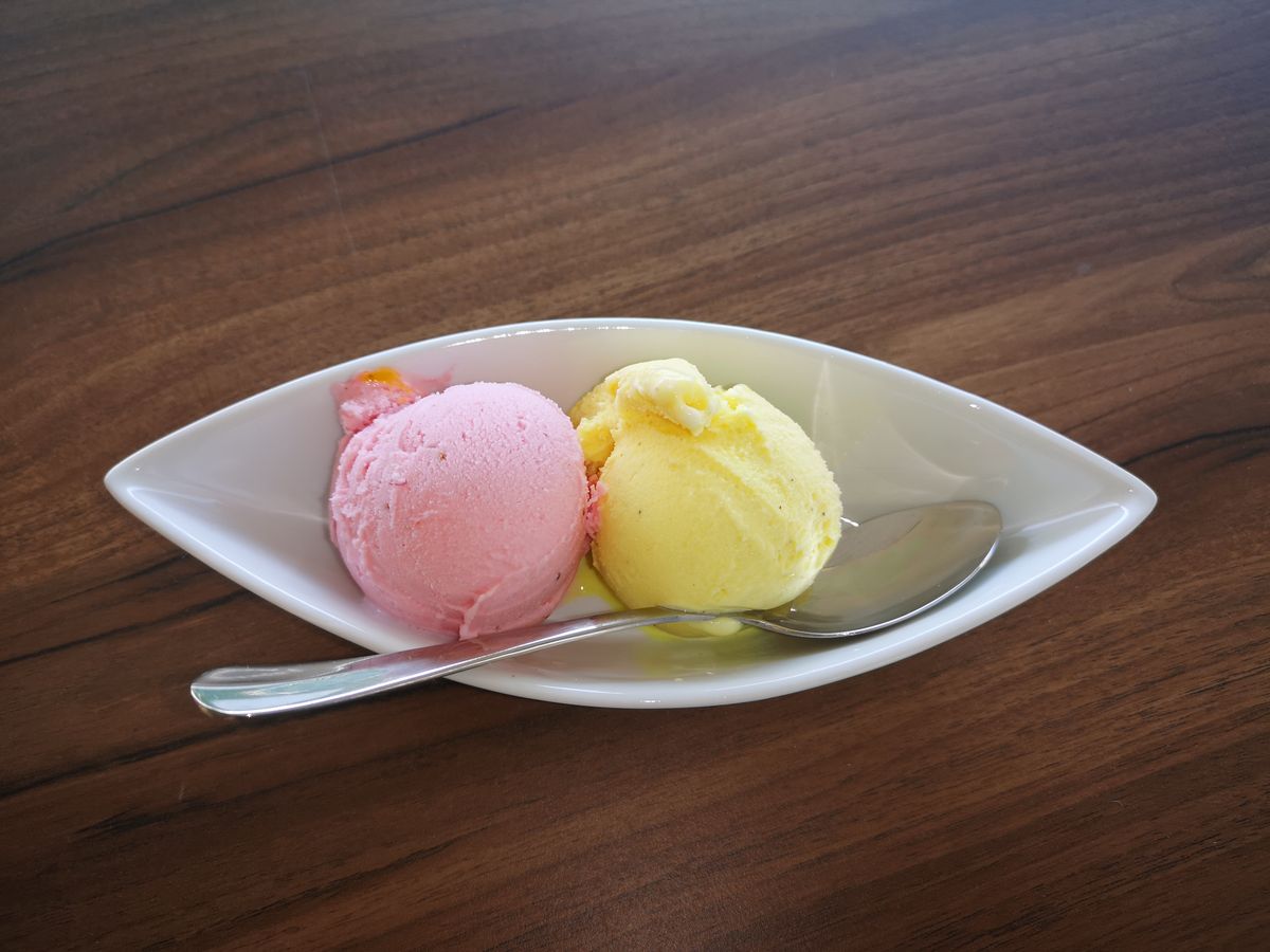 Bochas de helado artesanal en primer plano: diagnóstico del helado arenoso o cristalizado