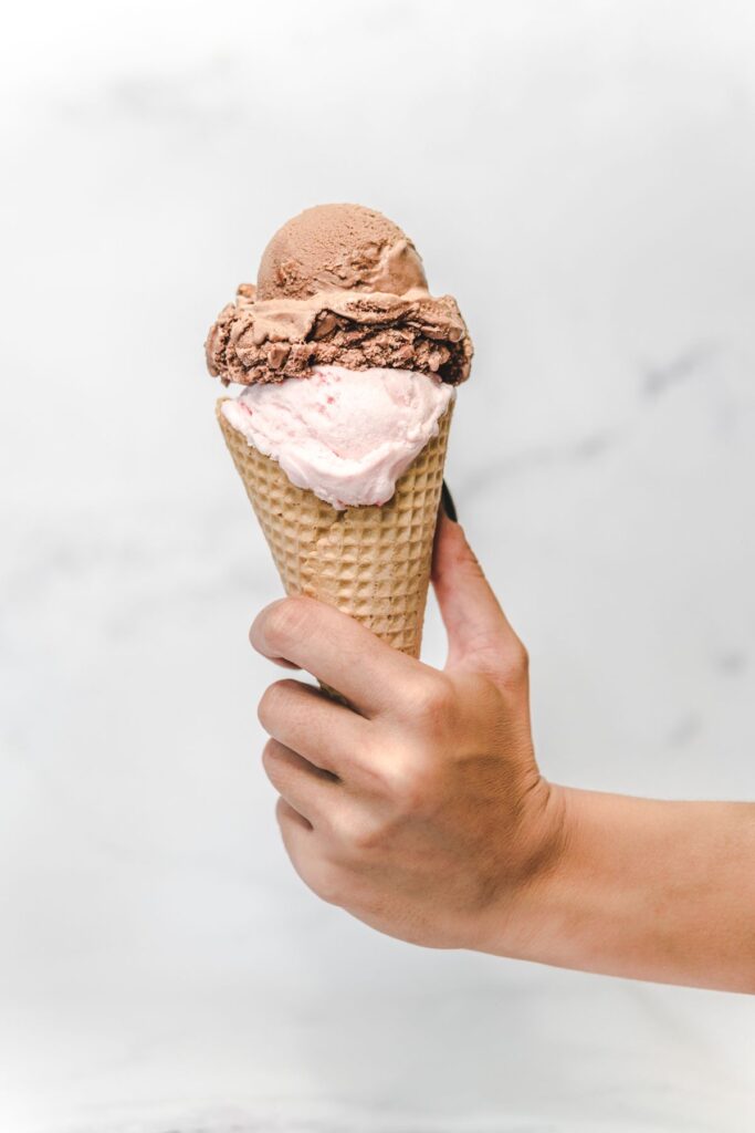 Cucurucho de helado artesanal en primer plano: la textura del helado Curso Intensivo de helado artesanal
