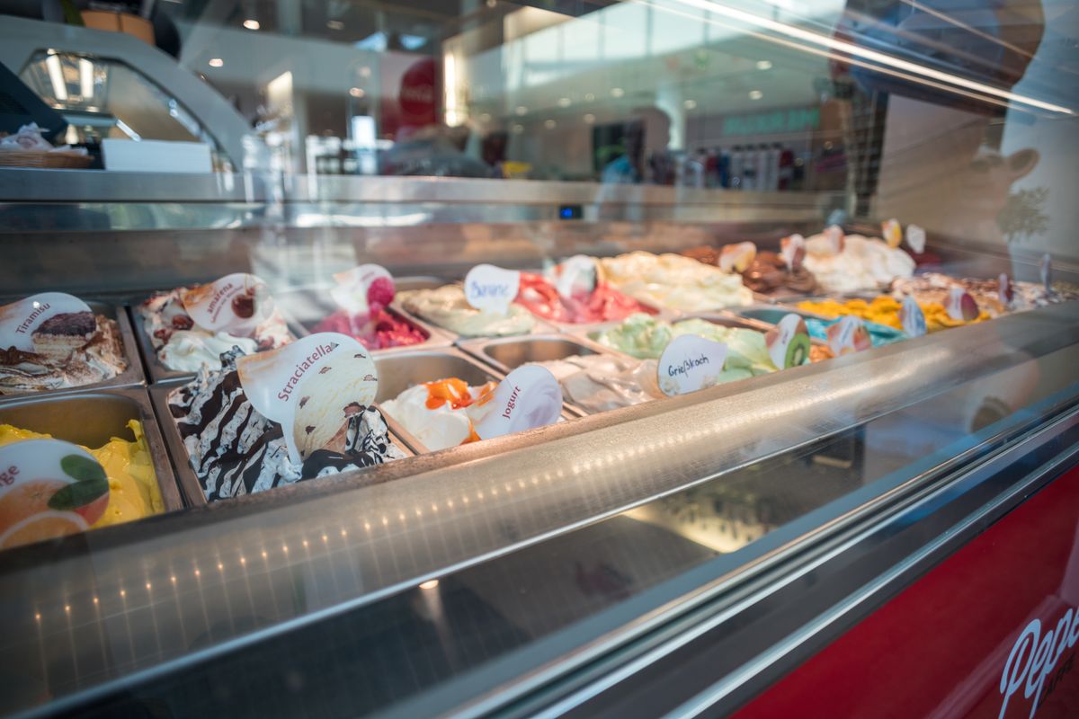 Vitrina de heladería con gustos de helado artesanal: frío estático versus ventilado