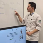 Profesor de IFHA explicando materia grasa, solidos no grasos y azucares en el pizarron