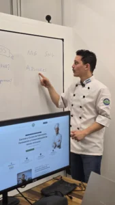 Profesor de IFHA explicando materia grasa, solidos no grasos y azucares en el pizarron