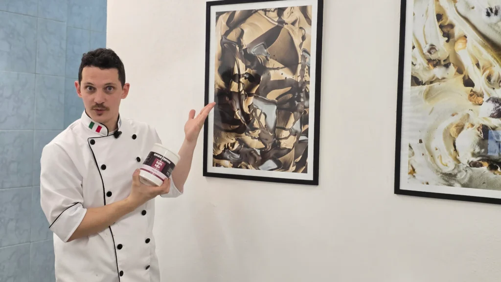 Certificación ISO para heladerías: 9001, 22000 y 14001 2 Profesor de IFHA mostrando un envase de base para helado en IFHA Labs