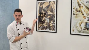 Profesor de IFHA mostrando un envase de base para helado en IFHA Labs