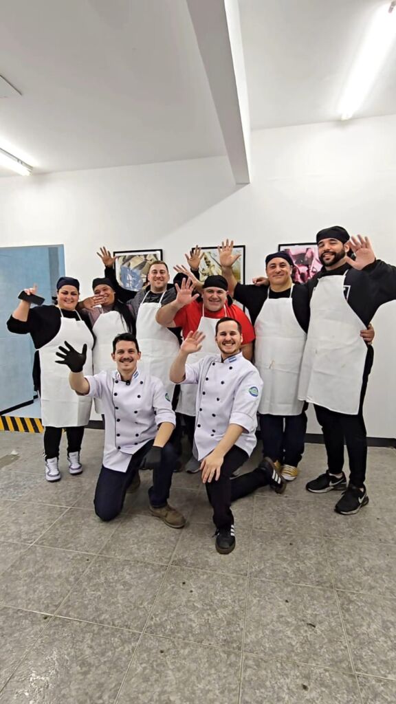 Alumnos saludando al terminar la clase practica de heladeria en IFHA Labs
