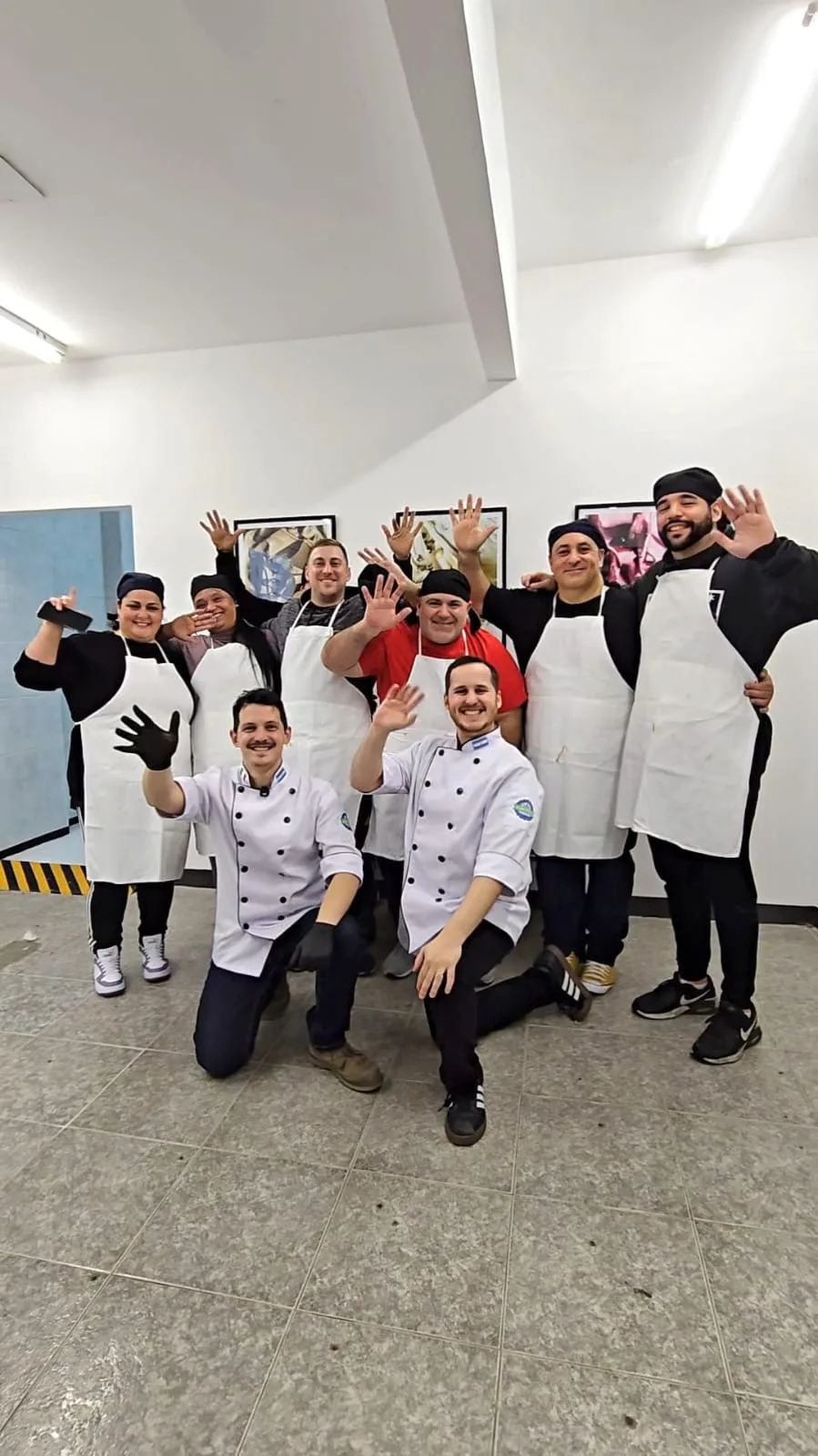 Alumnos saludando al terminar la clase práctica de heladería en IFHA Labs