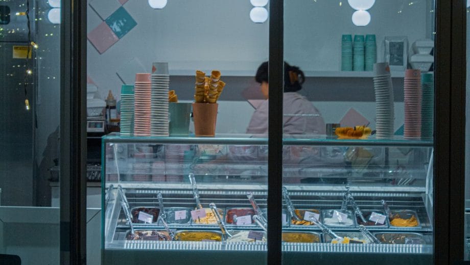 Consultoría para heladerías: del plan a la apertura 1 Interior de una heladería artesanal lista para abrir, con la vitrina iluminada