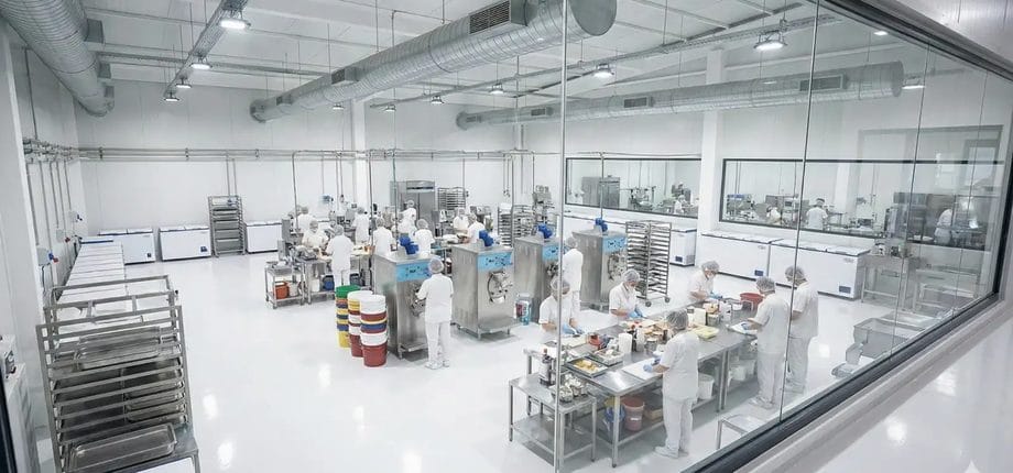 Consultoría para heladerías: del plan a la apertura 2 Sala de producción de helado artesanal con maquinaria profesional