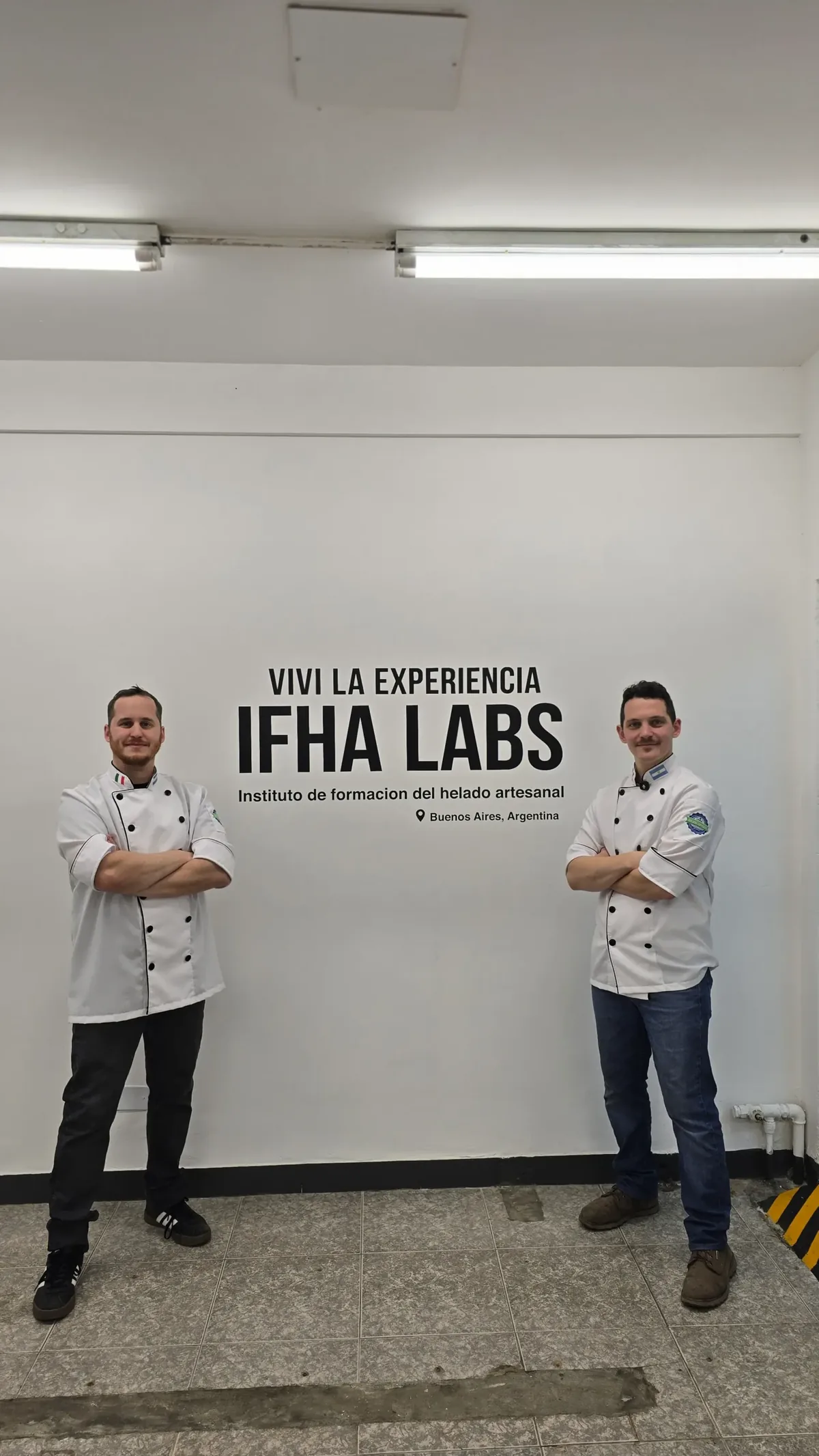 Instituto de Formación del Helado Artesanal 9 Lucas y Franco Alfonsin frente al cartel de IFHA Labs en San Fernando