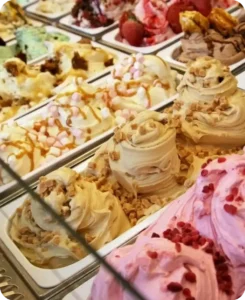 Vitrina de gelato artesanal en una heladería