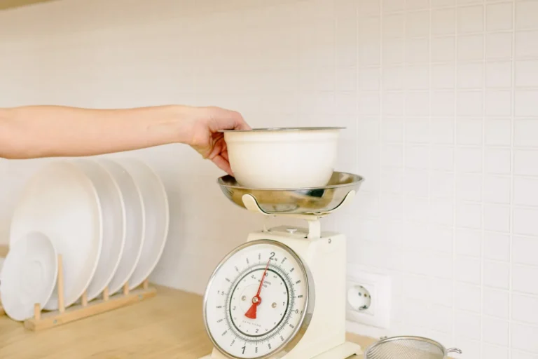 Un bol sobre una balanza de cocina: el balanceo de una receta de helado empieza por pesar cada ingrediente