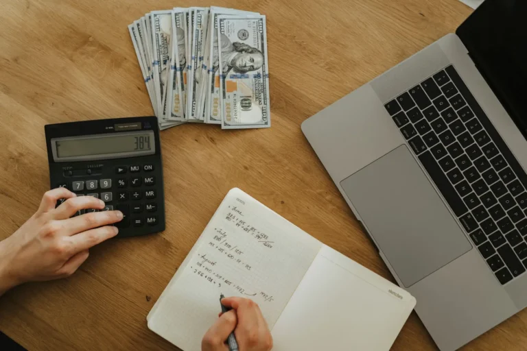 Calculadora, billetes y cuaderno de cuentas: el costo por kilo se arma ingrediente por ingrediente