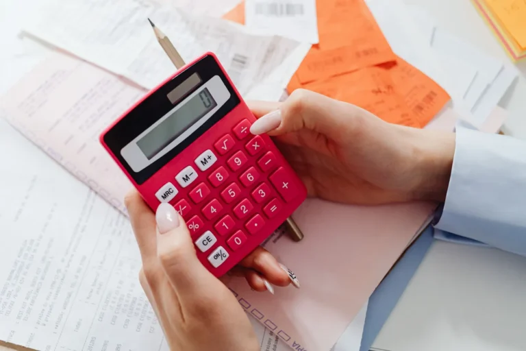Manos con una calculadora y tickets de compra: los números que definen si una heladería es rentable