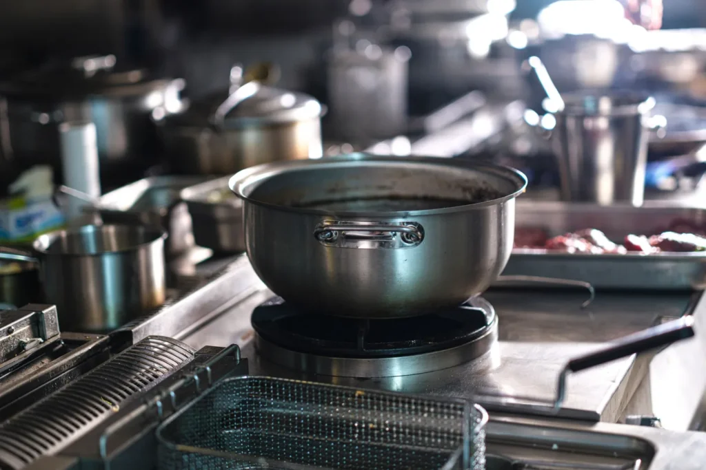 Cocina profesional con equipos y utensilios de acero inoxidable