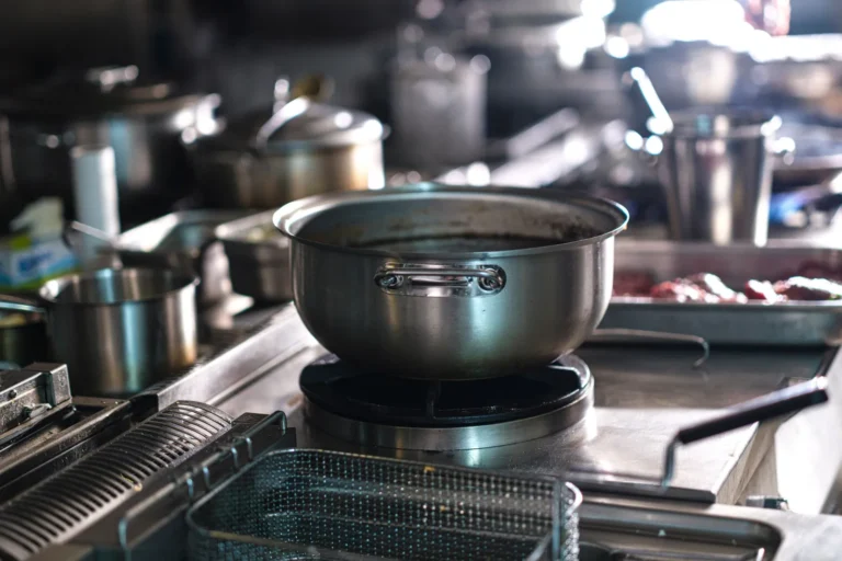 Cocina profesional con equipos y utensilios de acero inoxidable