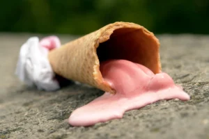 Un cucurucho caído con el helado derretido: la merma que nadie cobra