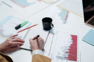 Manos repasan gráficos de ventas impresos: los indicadores que se miran cada semana