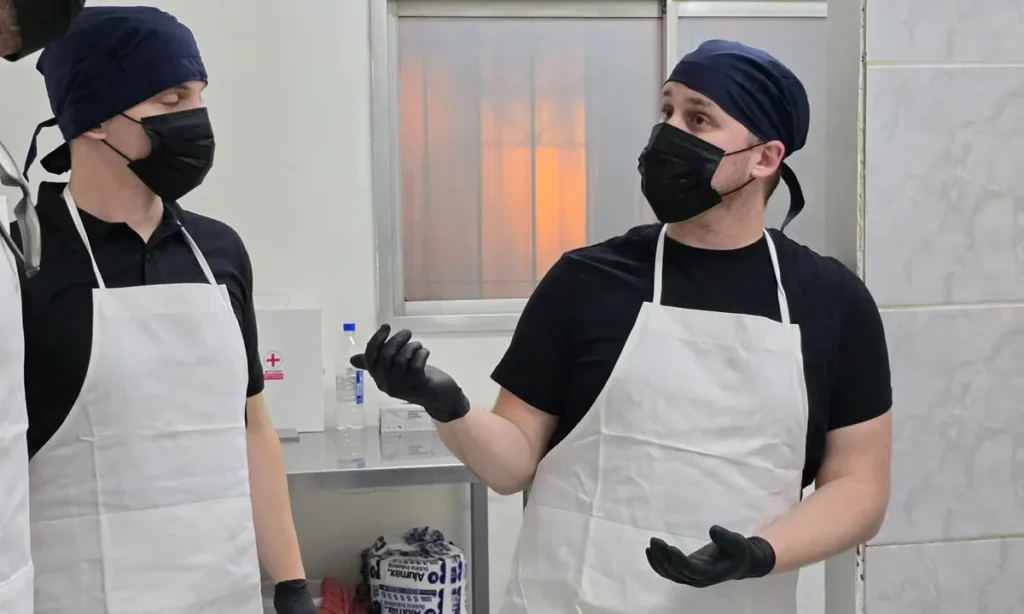Práctica del Curso Intensivo en IFHA Labs: un maestro heladero guía a los alumnos con delantal