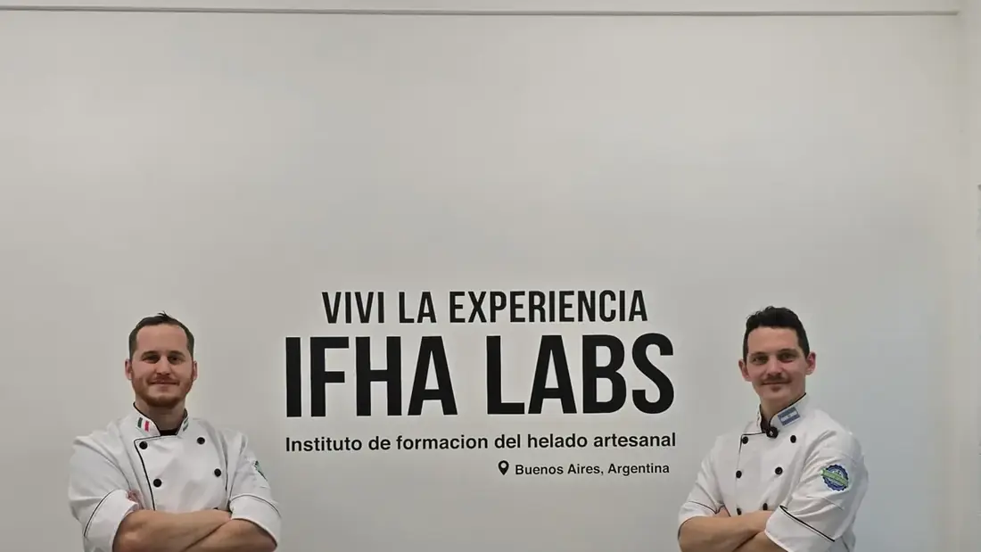 Lucas y Franco Alfonsin frente al cartel de IFHA Labs en Buenos Aires