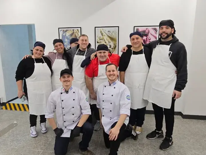Alumnos y profesores de IFHA al terminar un curso de heladería artesanal