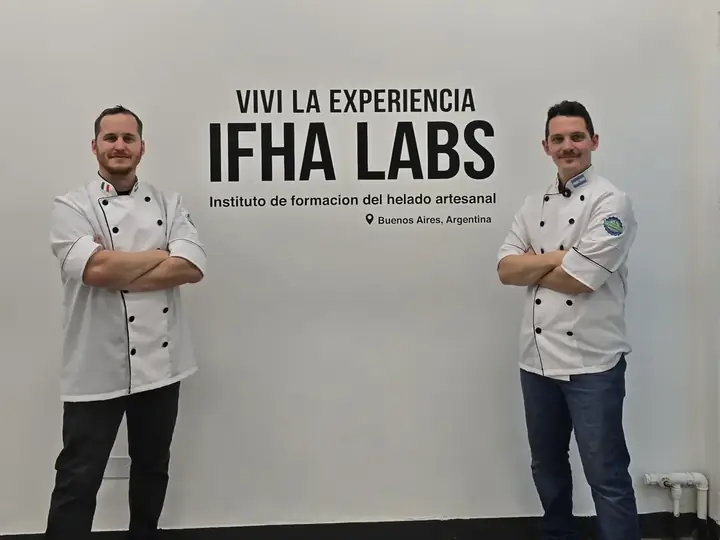 Lucas y Franco Alfonsin frente al cartel de IFHA Labs en San Fernando