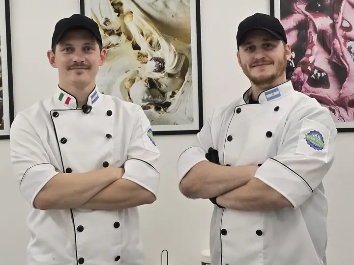 Lucas y Franco Alfonsin en el laboratorio de heladería artesanal de IFHA
