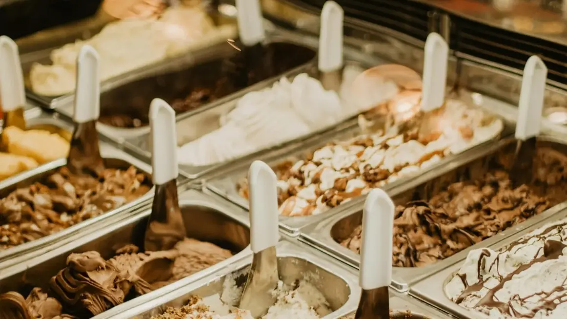 Instituto de Formación del Helado Artesanal 5 Vitrina de helado artesanal en producción, con las espátulas de servicio