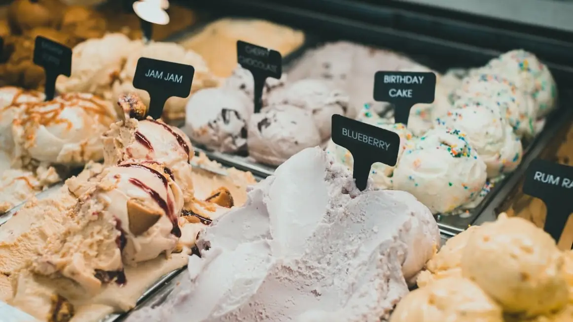 Instituto de Formación del Helado Artesanal 3 Vitrina de heladería con los sabores señalizados y el helado bien terminado