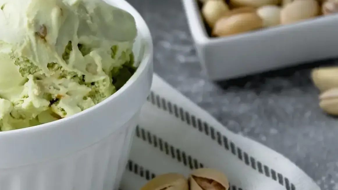 Instituto de Formación del Helado Artesanal 4 Helado artesanal de pistacho servido y decorado con pistachos