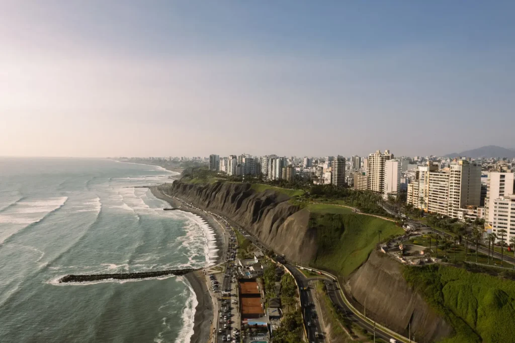 La costa de Miraflores, en Lima, con los acantilados sobre el Pacífico