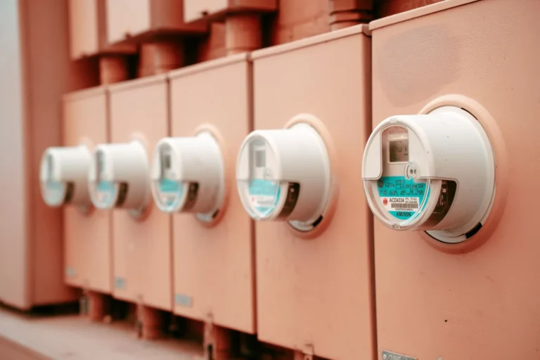 Una fila de medidores de electricidad: el frío es el mayor consumo de una heladería