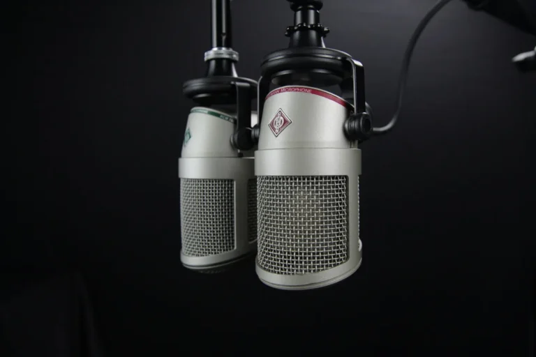 Dos micrófonos de un estudio de radio