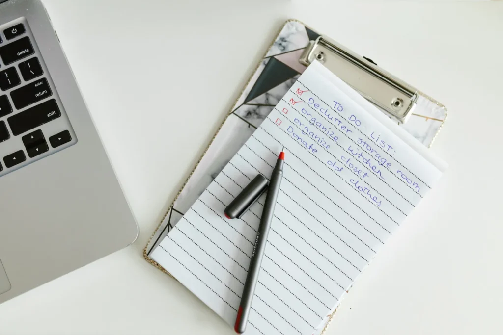 Una planilla en un sujetapapeles junto a una notebook: el checklist de viabilidad antes de abrir una heladería