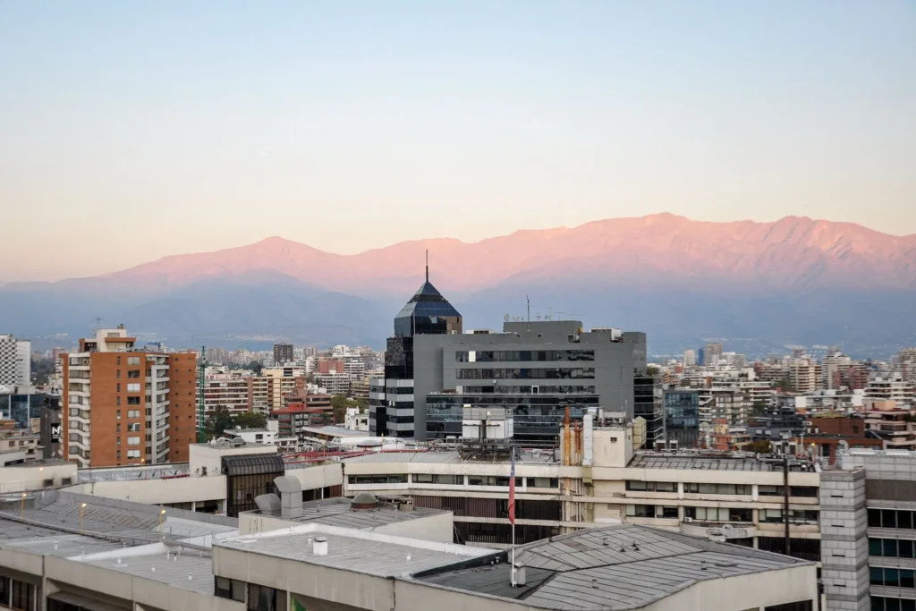 Santiago de Chile con la cordillera de los Andes al atardecer